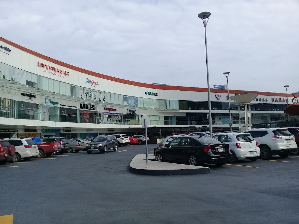 Starbucks Plaza Tanarah, cafetería en San Pedro Garza García, Nuevo León