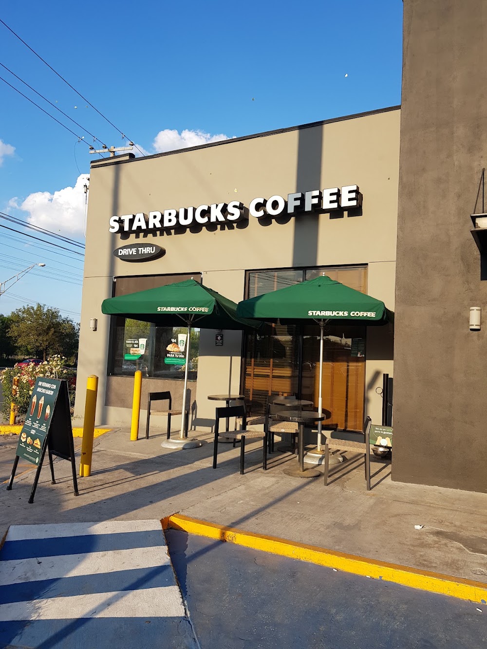 Starbucks Churubusco, cafetería en Monterrey, Nuevo León